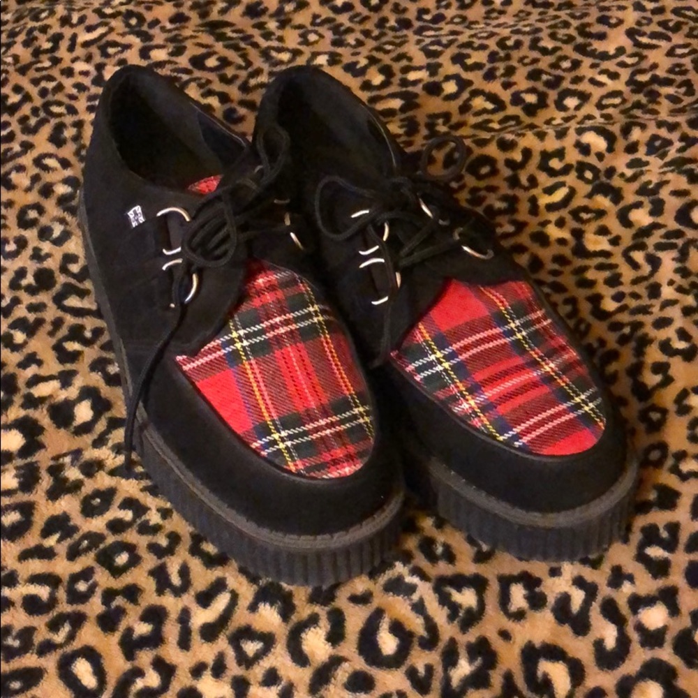 Red TUK platforms